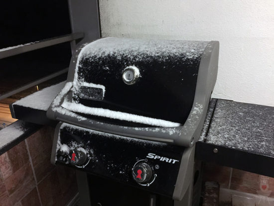 Wintergrillen Weber Spirit E210 mit Schnee